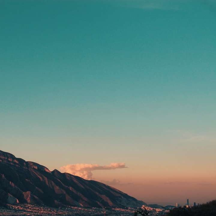 коричневі гори під блакитним небом вдень онлайн пазл