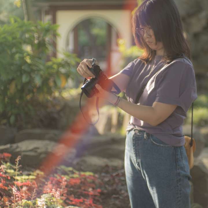 femme en t-shirt violet et jean bleu puzzle coulissant en ligne