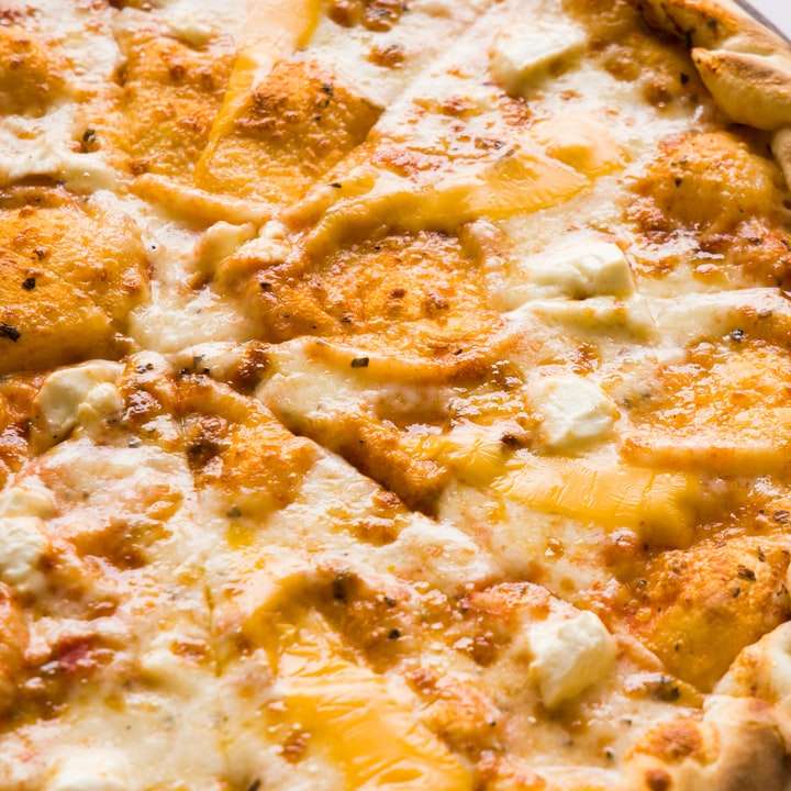 pizza pe tava de lemn maro alunecare puzzle online