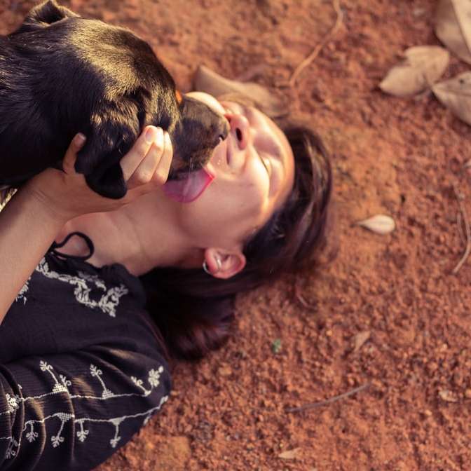 nő fekete-fehér virágos ruha feküdt a barna földön csúszó puzzle online