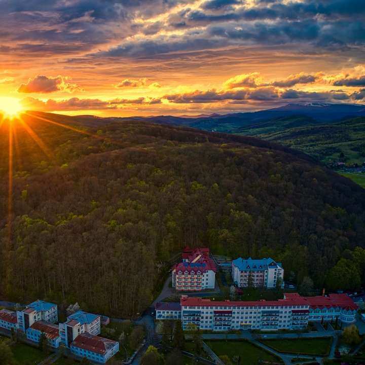 Luftaufnahme des grünen Berges bei Sonnenuntergang Online-Puzzle