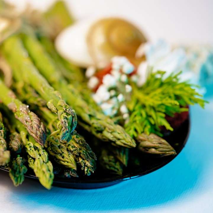 πράσινο λαχανικό σε μπλε κεραμικό πιάτο συρόμενο παζλ online