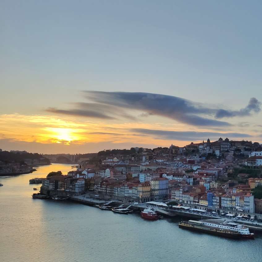 panorama města poblíž vodní plochy při západu slunce posuvné puzzle online