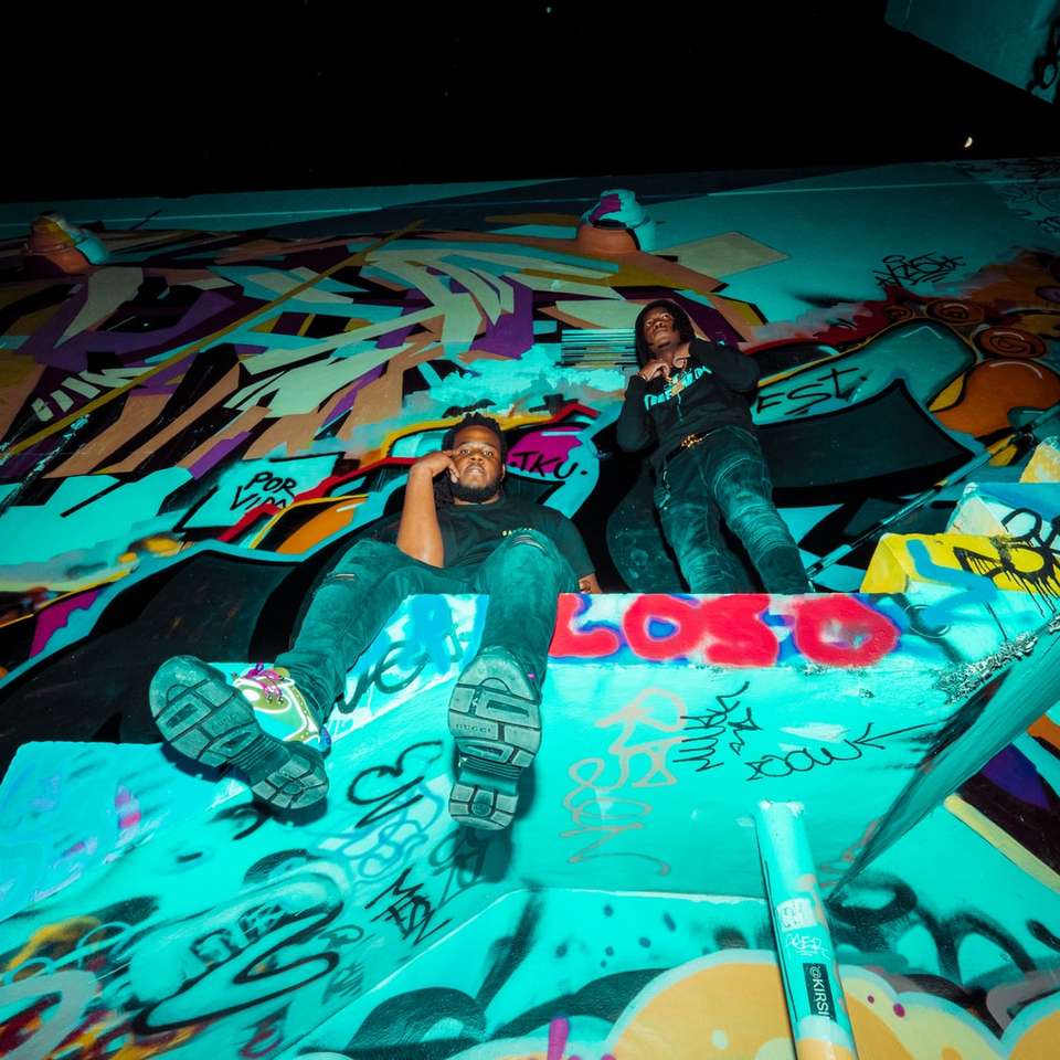 мужчина и женщина лежат на граффити стены искусства раздвижная головоломка онлайн