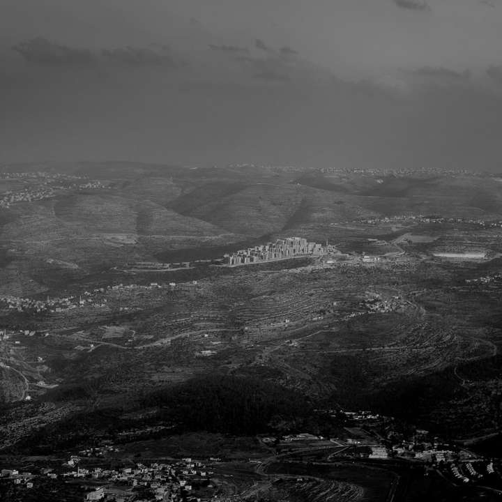 φωτογραφία σε κλίμακα του γκρι με βουνά και σύννεφα συρόμενο παζλ online