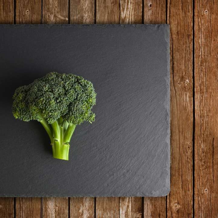 groene broccoli op zwarte ondergrond online puzzel