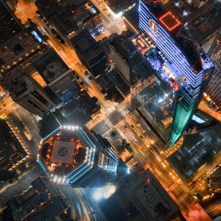 Flygfoto över stadsbyggnader under natten Pussel online