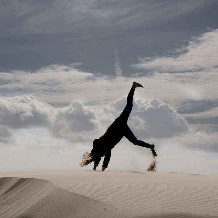 vrouw in zwart shirt met lange mouwen en zwarte broek springen schuifpuzzel online