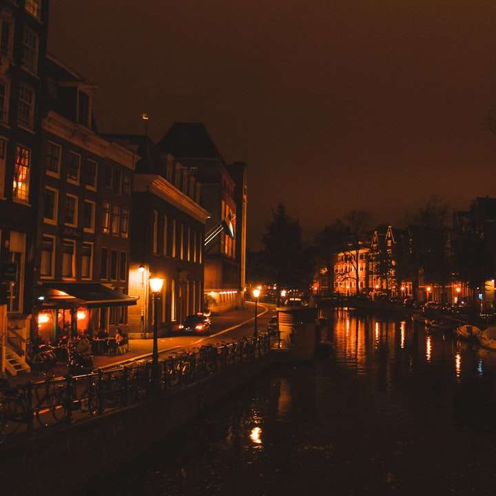 verlichte gebouwen in de buurt van water tijdens de nacht schuifpuzzel online