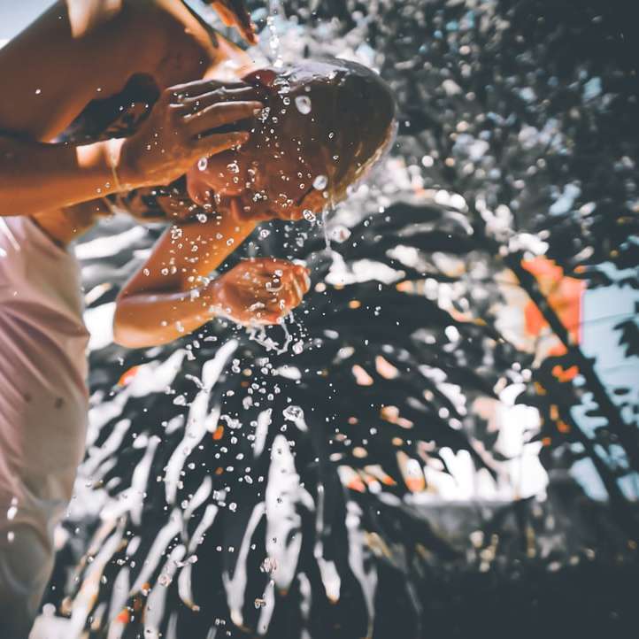 mujer en vestido blanco con salpicaduras de agua puzzle deslizante online