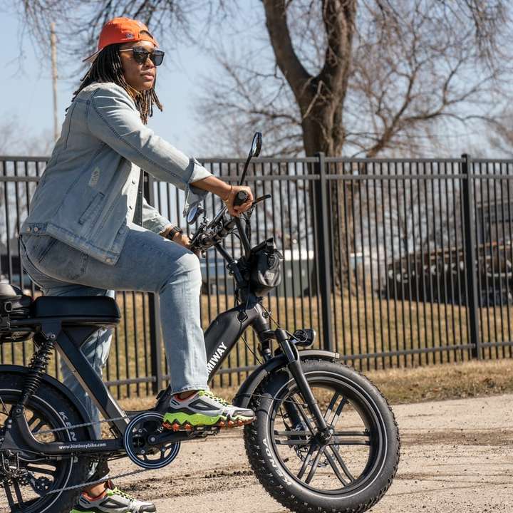 nő fehér hosszú ujjú ingben, zöld motorkerékpáron lovagolva online puzzle