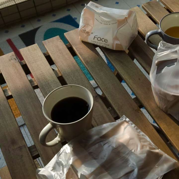 бяла керамична халба върху кафява дървена маса плъзгащ се пъзел онлайн