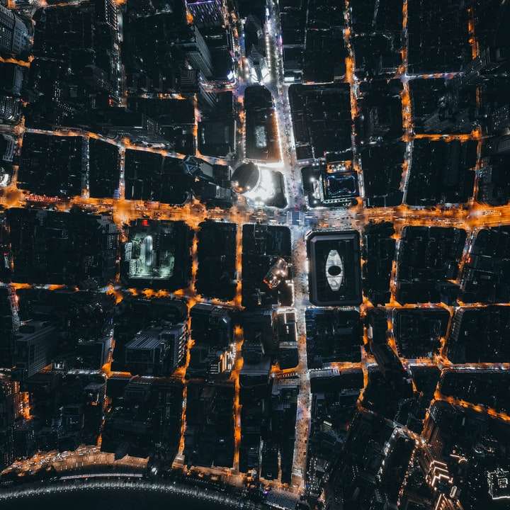 Flygfoto över staden under natten Pussel online