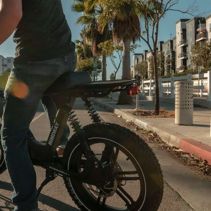 uomo in maglietta nera in sella a una motocicletta nera puzzle scorrevole online