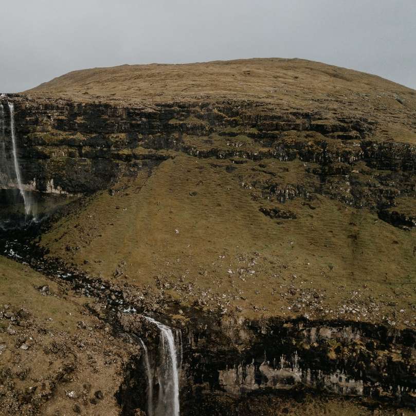 vodopády na hnědé skalnaté hoře během dne online puzzle