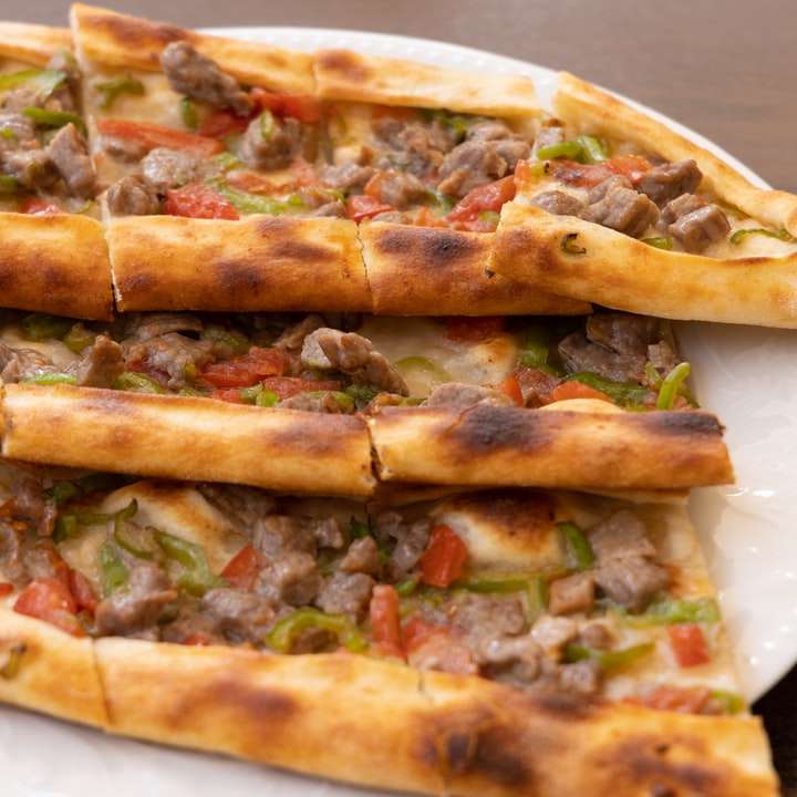 pizza na bílém keramickém talíři posuvné puzzle online