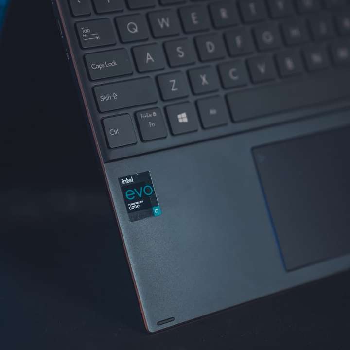 fekete laptop számítógép fekete asztalon online puzzle