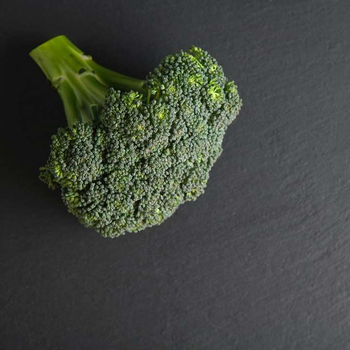 broccoli verdi su tessuto nero puzzle scorrevole online