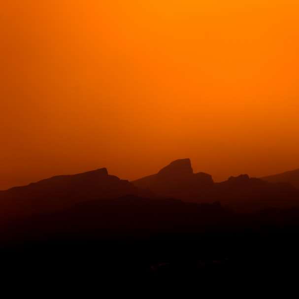 Schattenbild der Berge während des Sonnenuntergangs Schiebepuzzle online