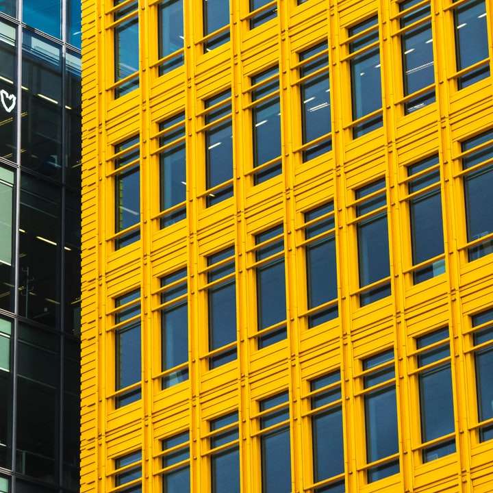 黄色と黒のコンクリートの建物 スライディングパズル・オンライン