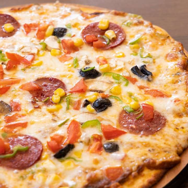 Pizza z serem i zielonymi liśćmi puzzle przesuwne online