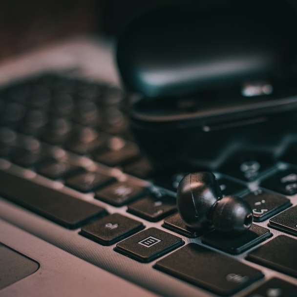 laptop preto com bola preta e prata puzzle online