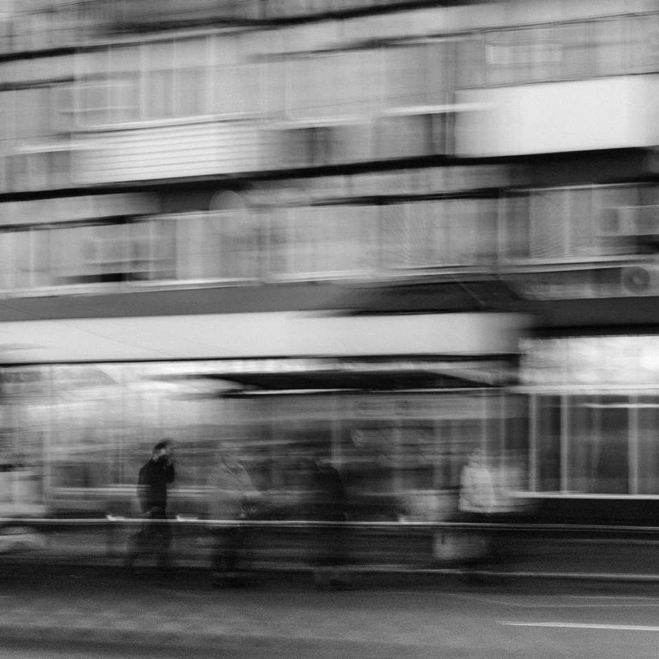 grijswaardenfoto van mensen die op straat lopen online puzzel