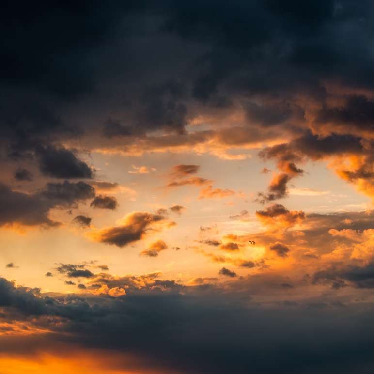 chmury i błękitne niebo podczas zachodu słońca puzzle online