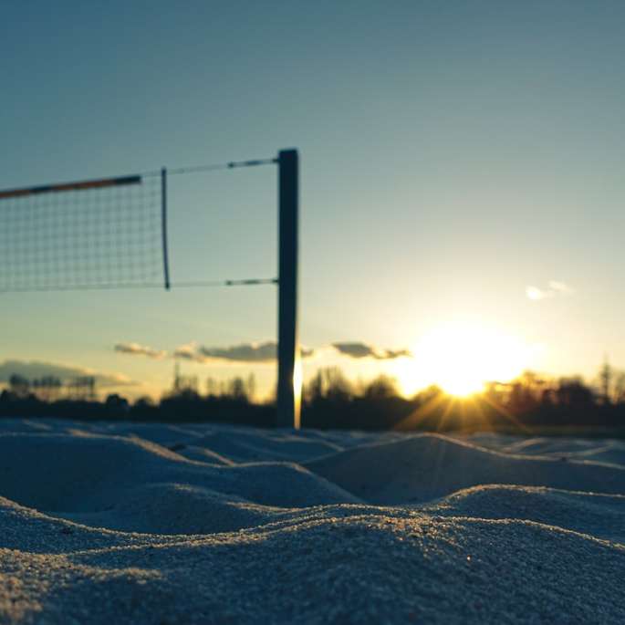 vitt snötäckt fält under solnedgången glidande pussel online