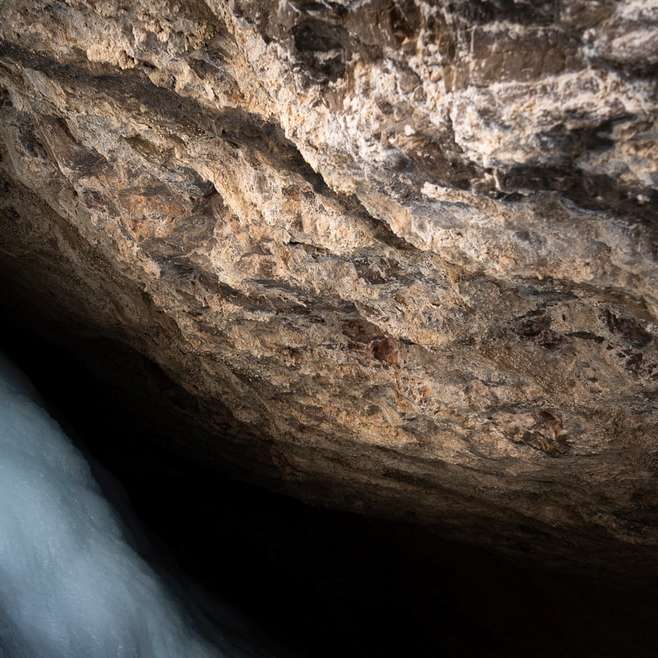 brązowa formacja skalna z wodospadami puzzle przesuwne online