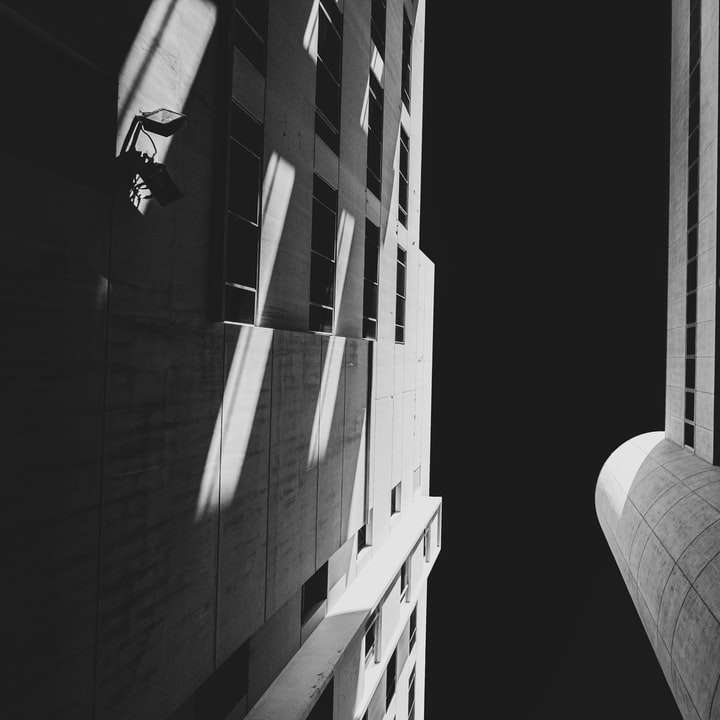 szürkeárnyalatos fotó sokemeletes épület csúszó puzzle online