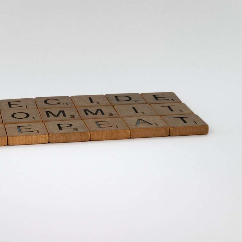 коричневі дерев'яні блоки на білій поверхні розсувний пазл онлайн
