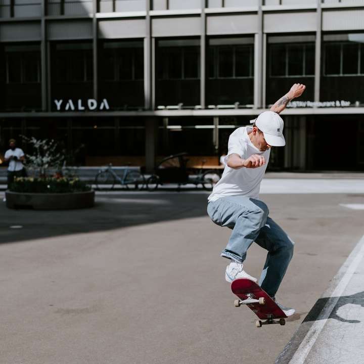 человек в белой рубашке и белых штанах играет на скейтборде онлайн-пазл