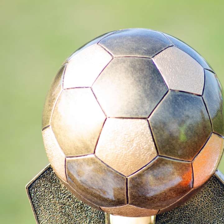 Voetbalbal op bruine houten standaard schuifpuzzel online