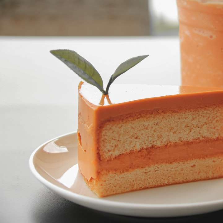τεμαχισμένο κέικ σε λευκό κεραμικό πιάτο συρόμενο παζλ online