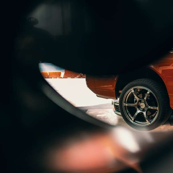 oranžové auto na silnici během dne online puzzle