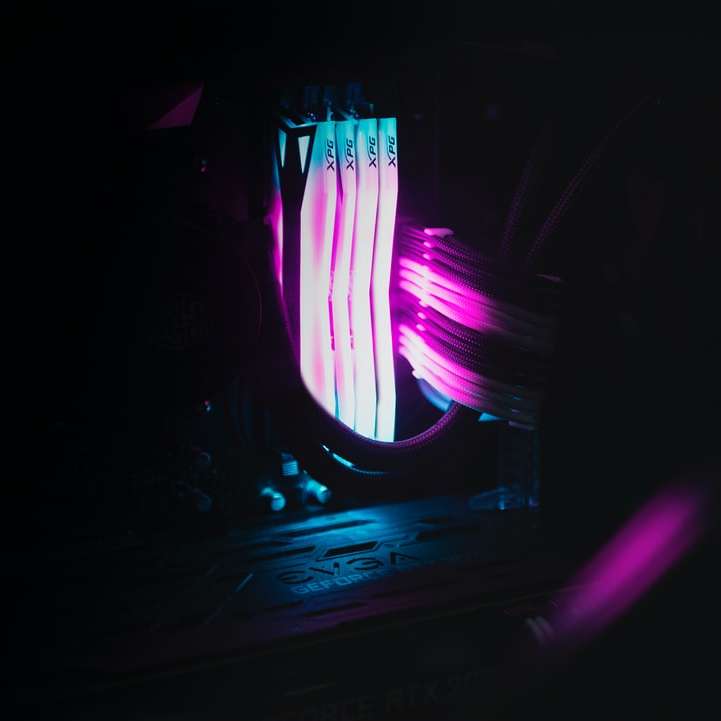 фіолетовий і синій світло на темній кімнаті розсувний пазл онлайн
