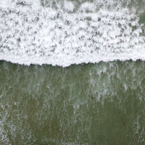 gröna och vita vattenvågor Pussel online