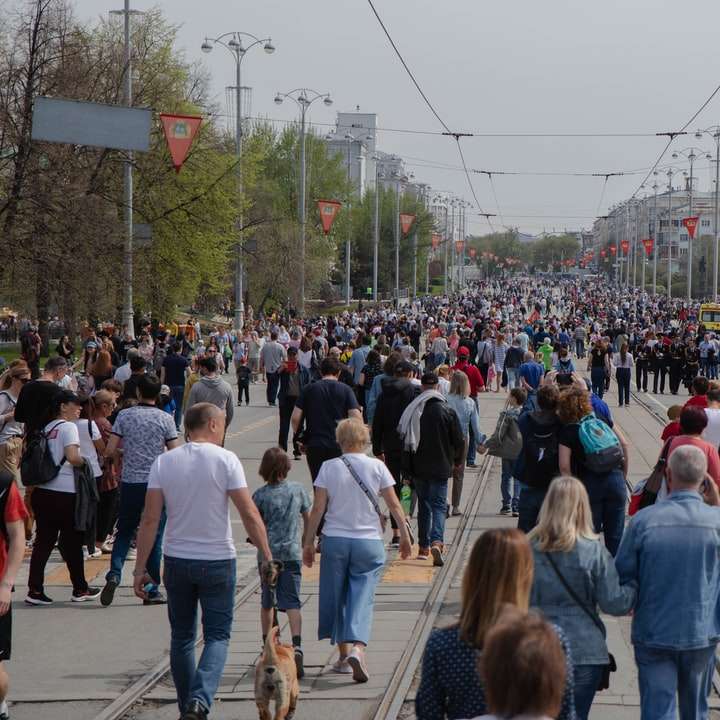 άτομα που περπατούν στο δρόμο κατά τη διάρκεια της ημέρας συρόμενο παζλ online