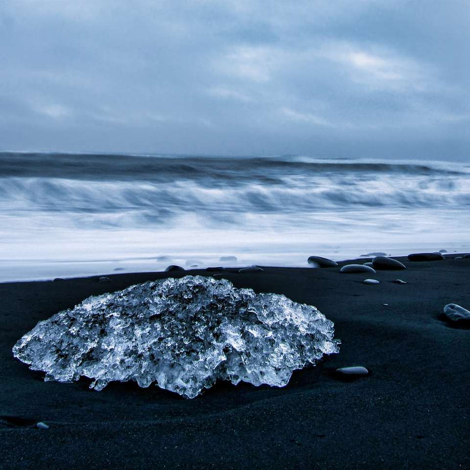 сива и бяла скала на морския бряг плъзгащ се пъзел онлайн