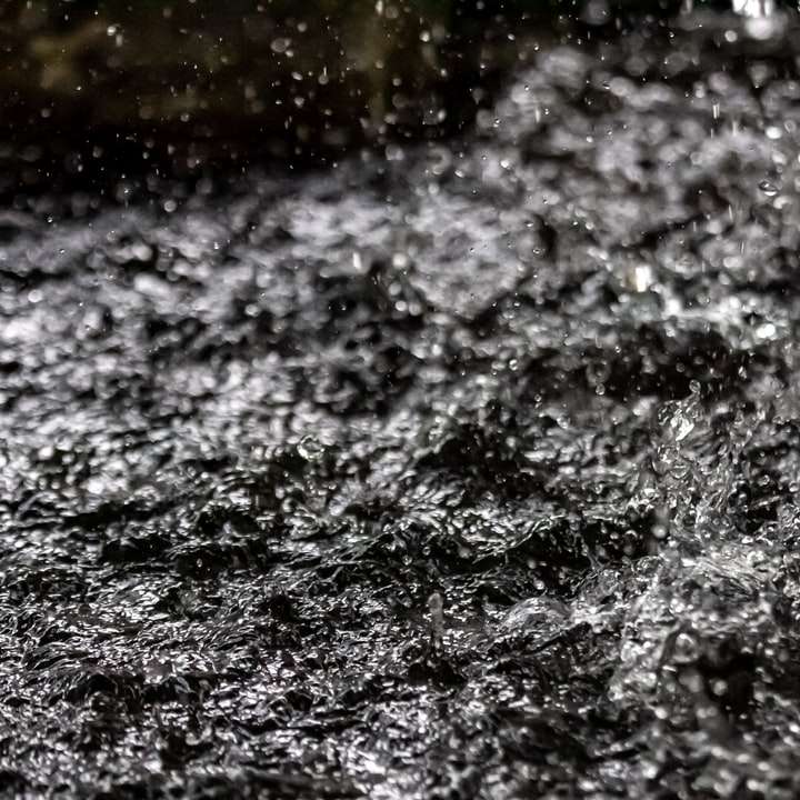 gotas de agua sobre la superficie negra puzzle deslizante online