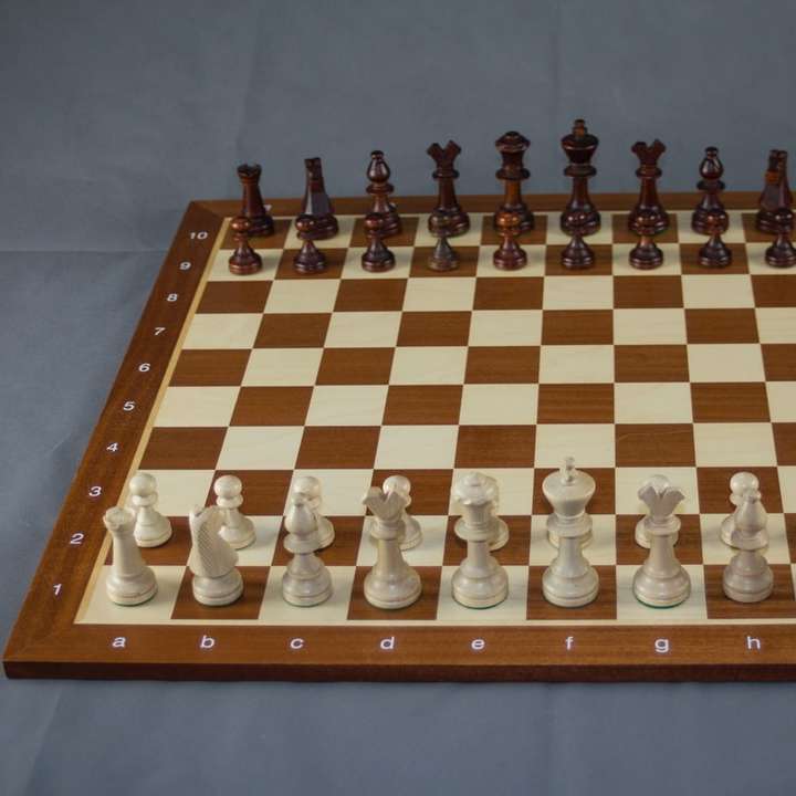 Schackbitar på schackbräda Pussel online