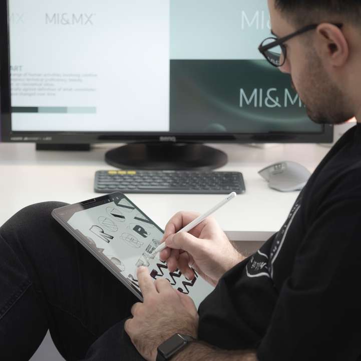 muž v černé košili s dlouhým rukávem online puzzle
