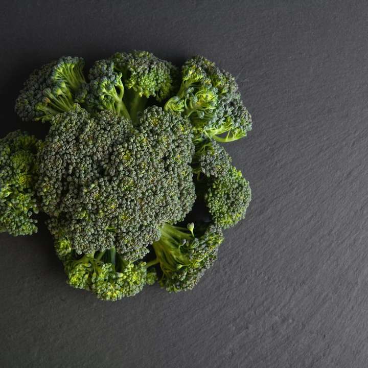 groene broccoli op grijs textiel schuifpuzzel online