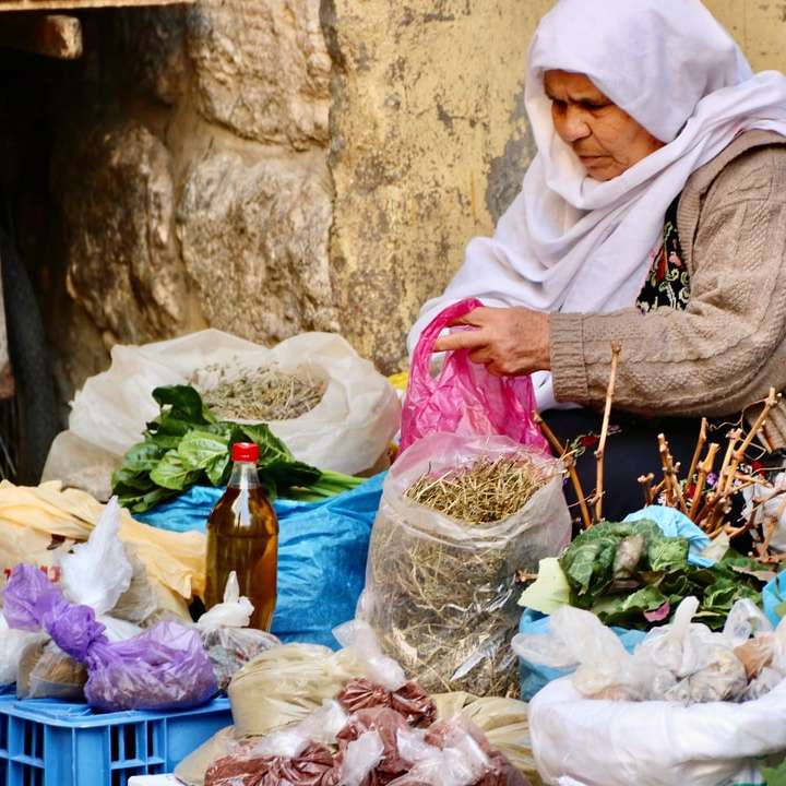 Frau im braunen Hijab sitzt auf braunem Holzstuhl Online-Puzzle