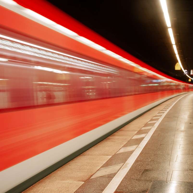 tren roșu și alb într-un tunel puzzle online