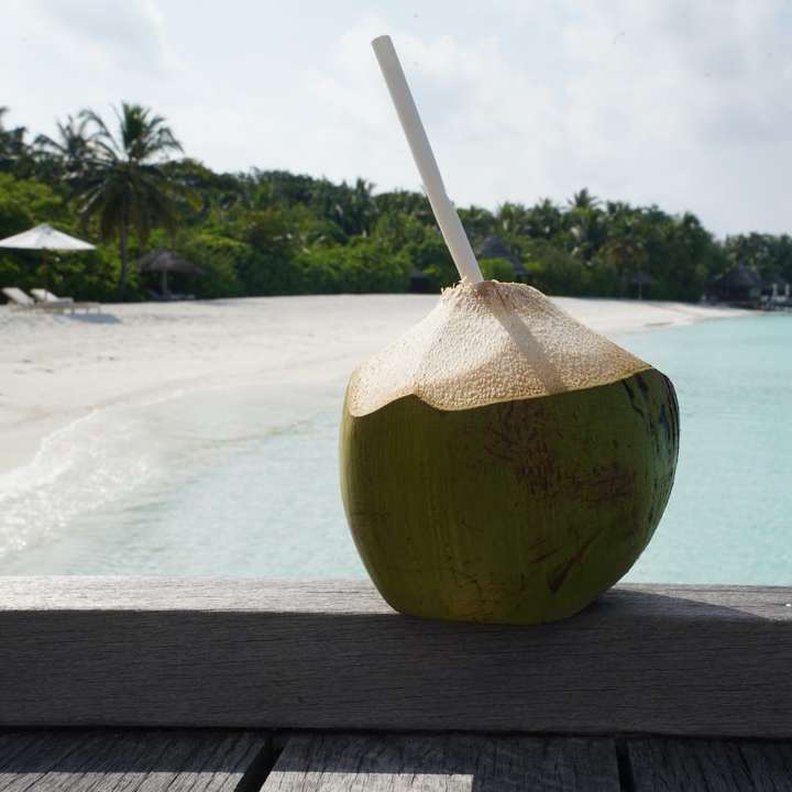 owoce kokosa na brązowym drewnianym stole puzzle online