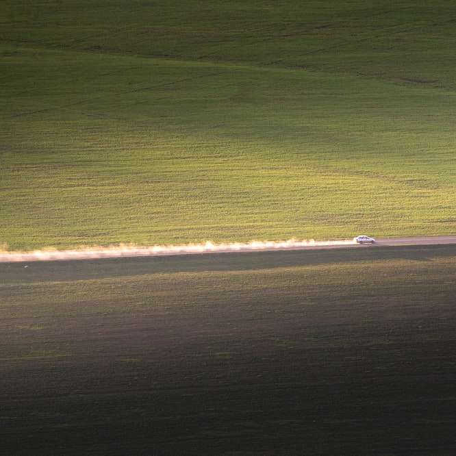 въздушен изглед на полето със зелена трева през деня плъзгащ се пъзел онлайн