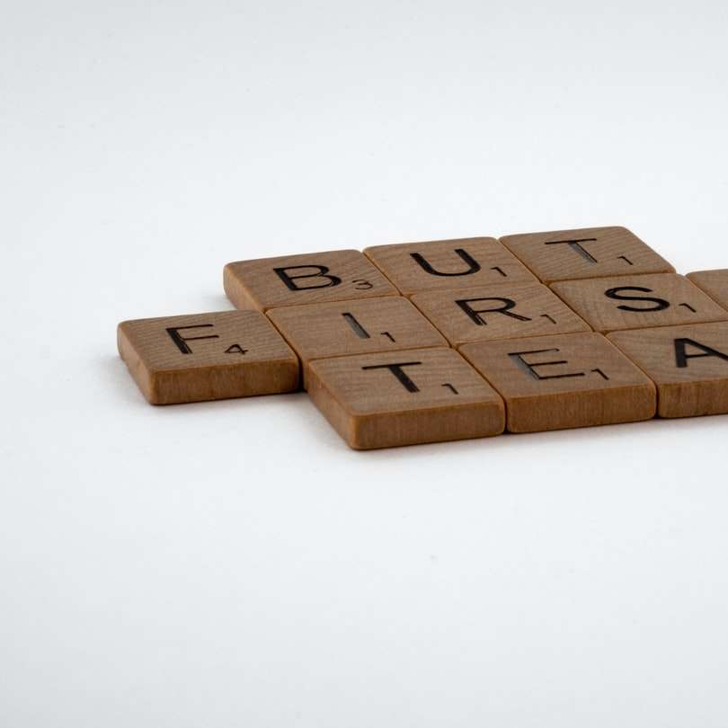 brązowe drewniane klocki na białej powierzchni puzzle przesuwne online
