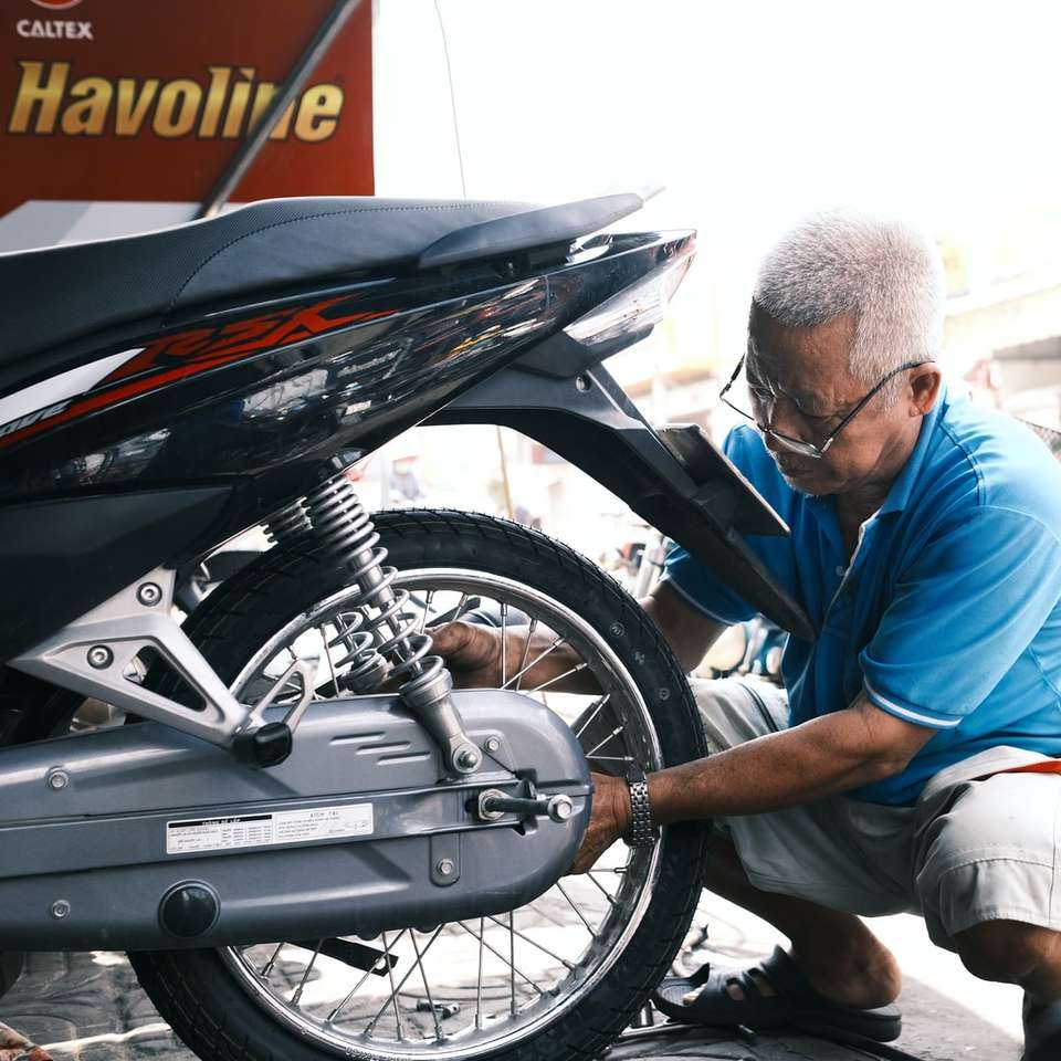 férfi kék hosszú ujjú ingben fekete motorkerékpáron ül online puzzle